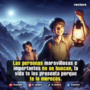 Animación de dos jóvenes excursionistas con mochilas ascendiendo una montaña rocosa durante la noche; el joven al frente sonríe mientras alza una lámpara de queroseno encendida para guiar el camino bajo la luz de la luna.