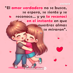 Tierno dibujo animado de una pareja de niños dándose un cálido y dulce abrazo; la niña viste una playera rosa con shorts de mezclilla azul y el niño lleva una playera gris, rodeados de pequeños corazones flotantes en un fondo rosa pastel.